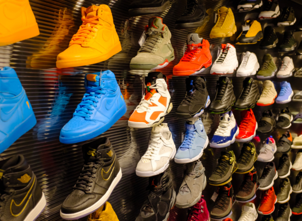 Φαινόμενο των Drops: Γιατί Όλοι Θέλουν Sneakers και Συλλεκτικά Προϊόντα;
