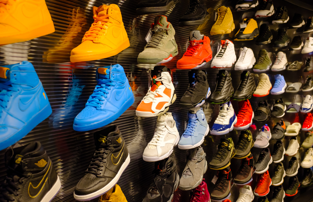 Φαινόμενο των Drops: Γιατί Όλοι Θέλουν Sneakers και Συλλεκτικά Προϊόντα;
